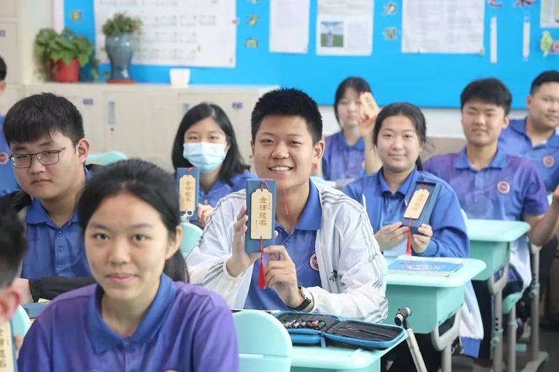 "七"开得胜 "中"灵毓秀——青岛七中举行2021级离校仪式