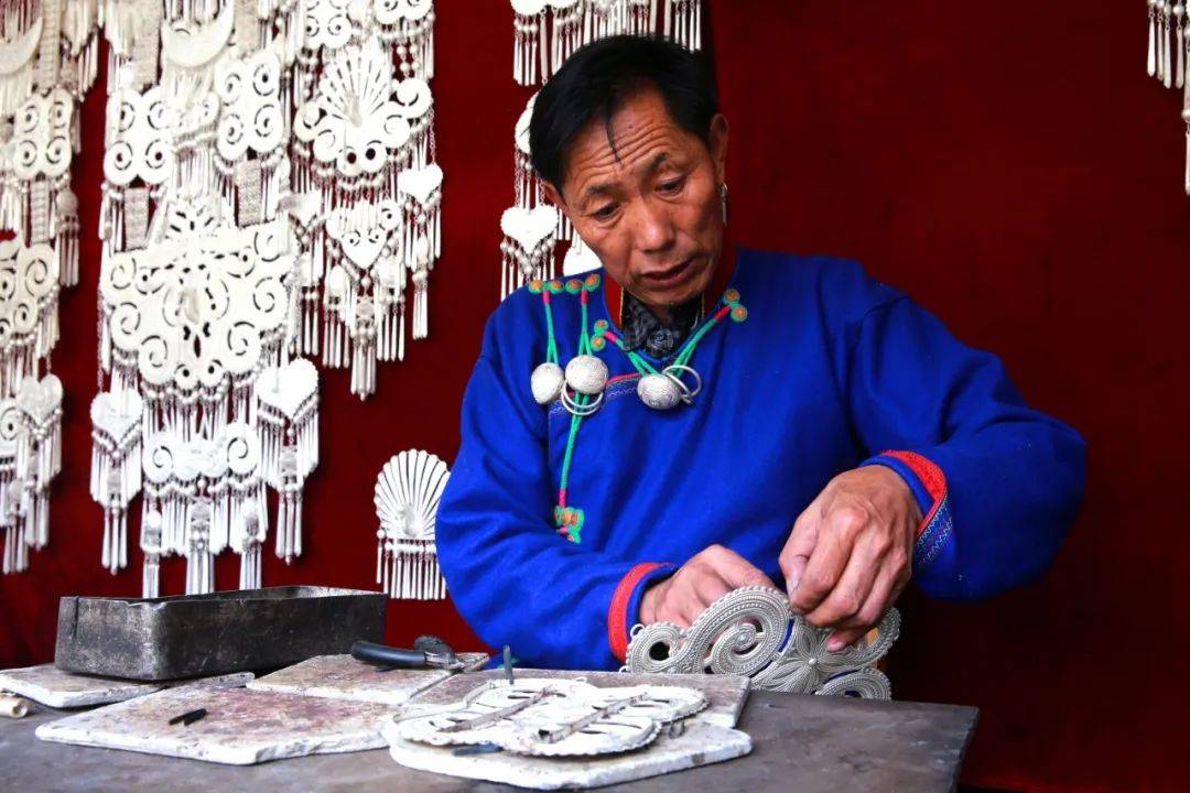 非遗传承丨凉山彝族银饰制作技艺_文化_工艺_人民