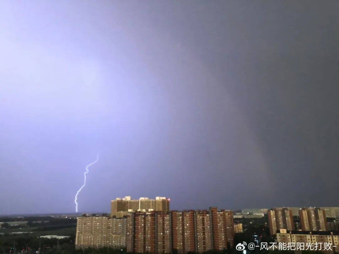 北京疾风骤雨,电闪雷鸣!一秒"入夜"!太吓人了