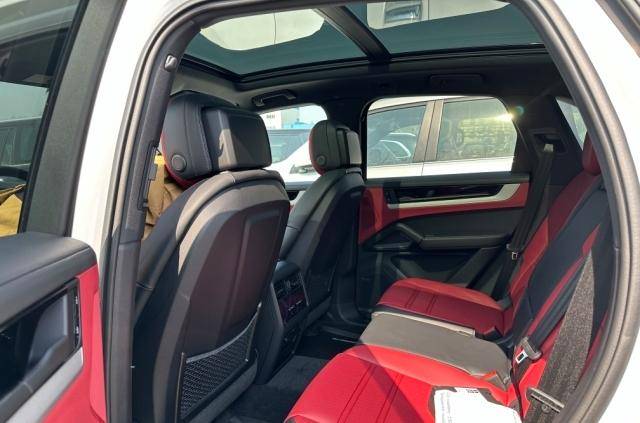 24 款保时捷卡宴:越野转向辅助 豪华增强包,极速之王彰显尊崇修