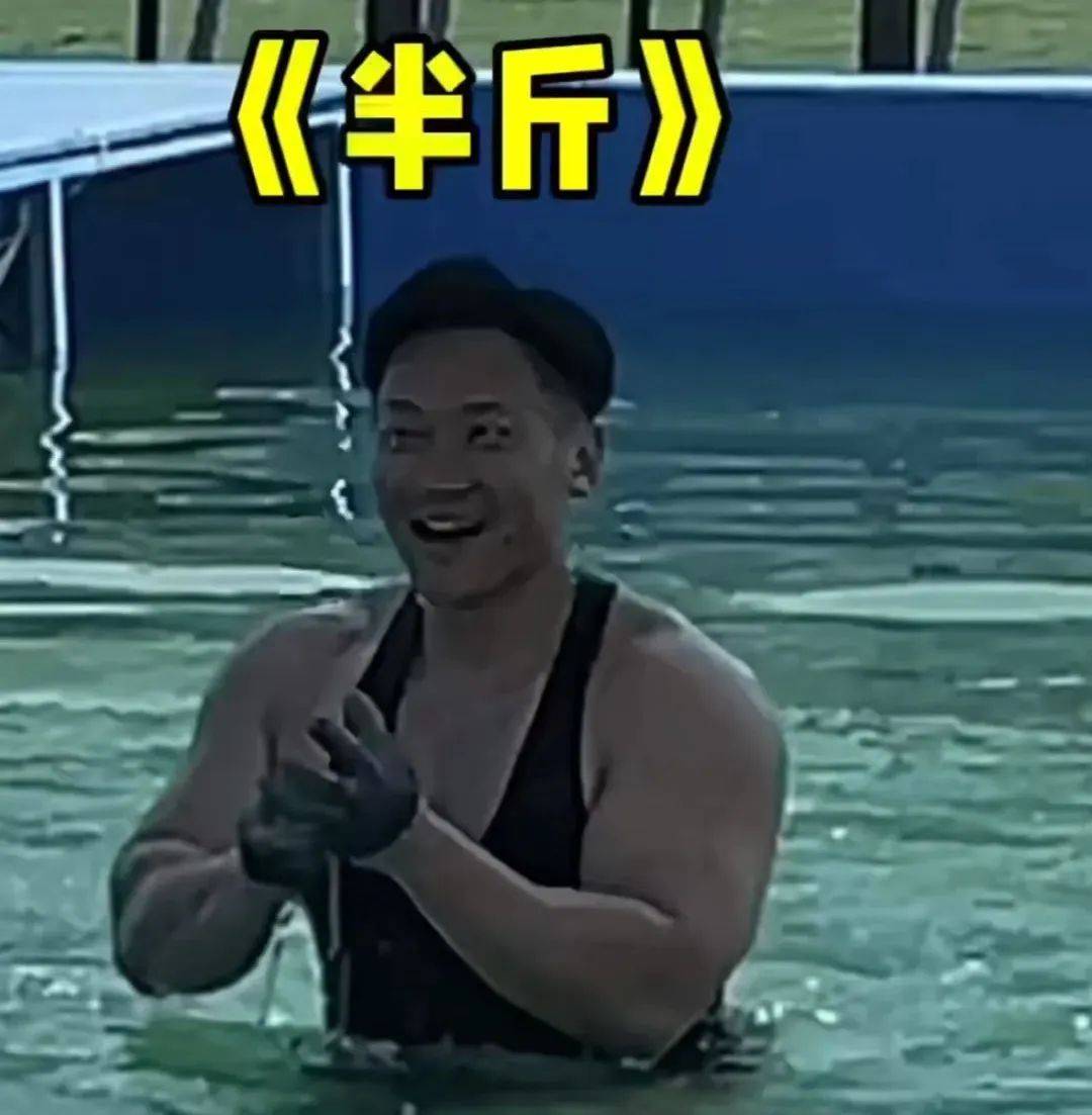 事实证明,这两人半斤八两,卧龙凤雏↓面对节目组工作人员,短腿小萝卜