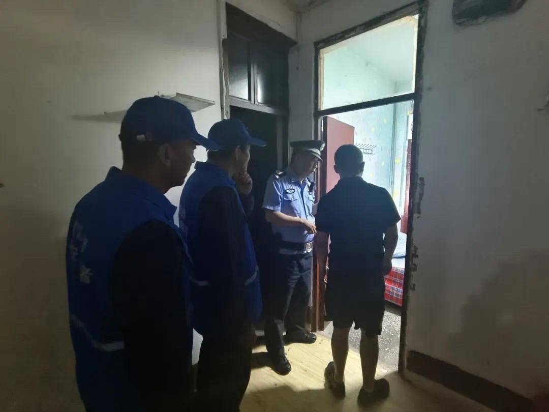 山西省晋城市公安局城区分局泽州路派出所"民警 义警"巡逻防控显成效