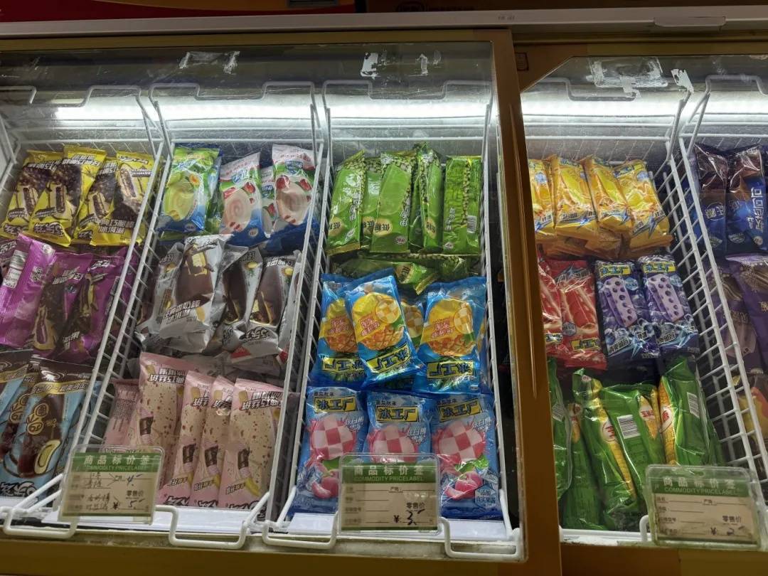 其中还有不少只卖1元的棒冰,比如"五丰"品牌的绿豆棒冰和菠萝棒冰