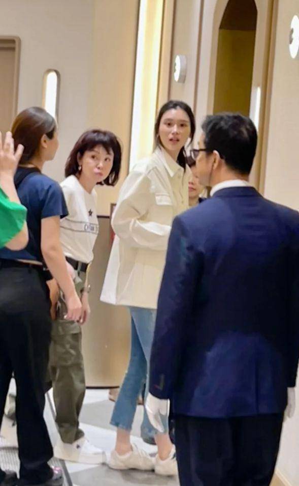 赌王三房四房聚会:奚梦瑶很随性,何超莲身材好棒,71岁三太陈婉珍抢镜