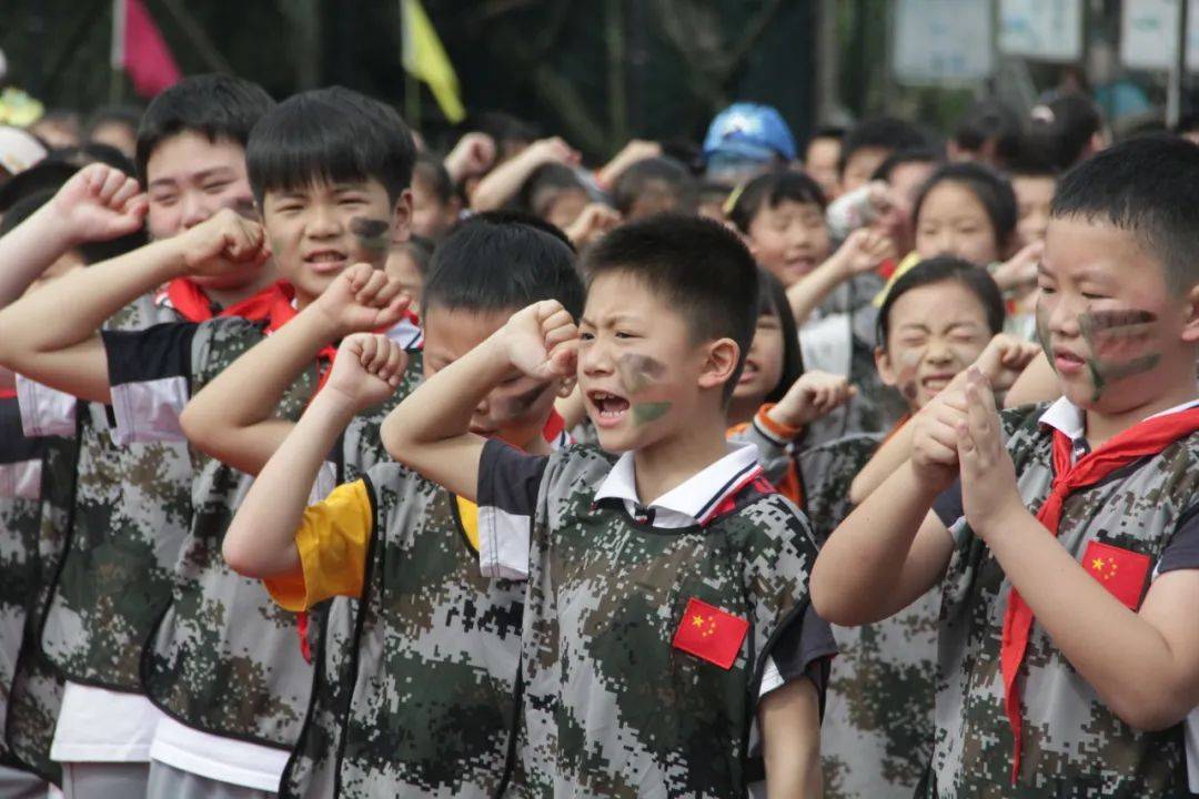 五年级青少年活动中心军事体验五年级学生进行了攀岩,橡筋动力滑翔机