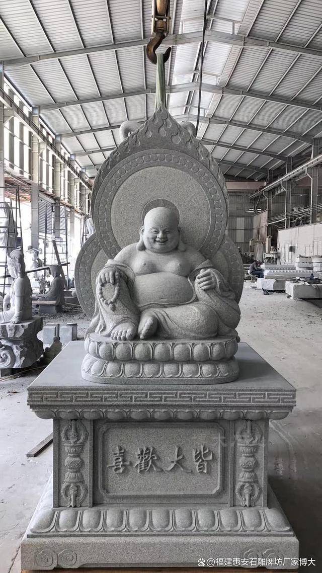 寺庙石雕弥勒佛:雕刻师的匠心独运