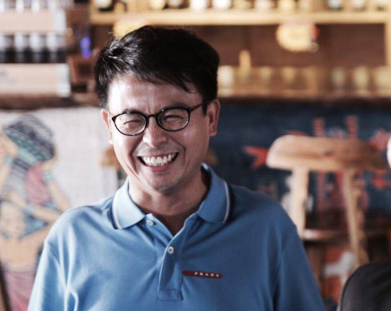 黄一山带患罕见病儿子回港,28岁儿子终身坐轮椅毛毯从头包到脚