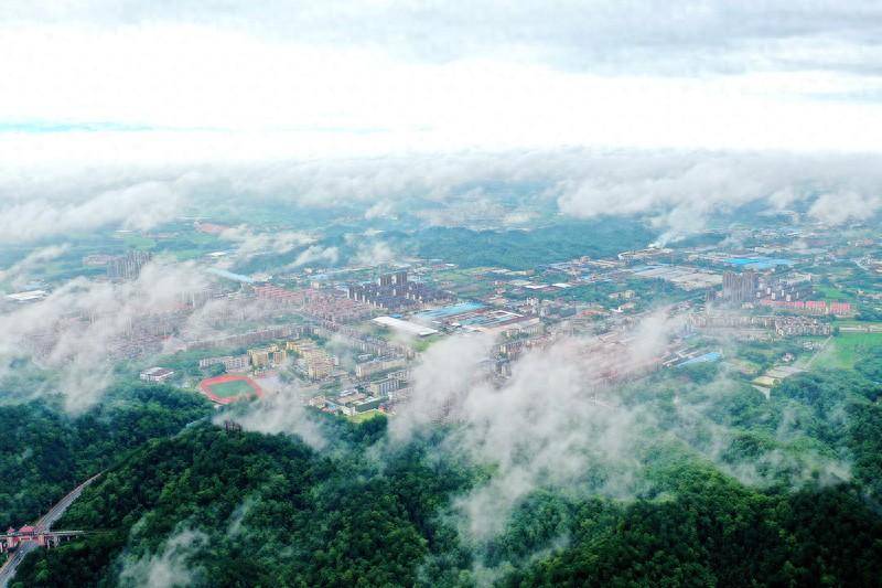 江西上高:雨后县城 如梦如幻