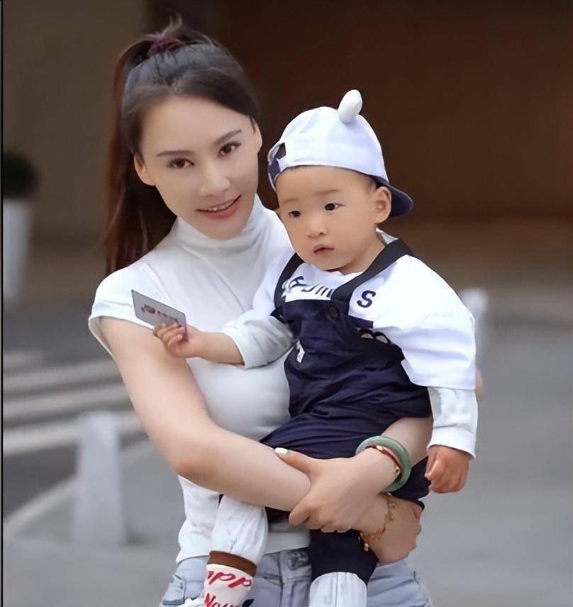 特种兵之火凤凰:八位丰满女主令人眼花缭乱,各个身怀绝技