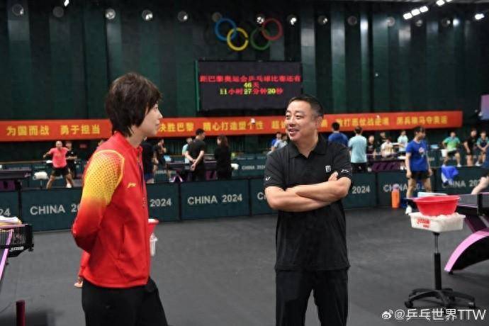 大魔王来了!张怡宁探班国乒集训,与女队参赛队员单独交流_乒乓_世界_奥运