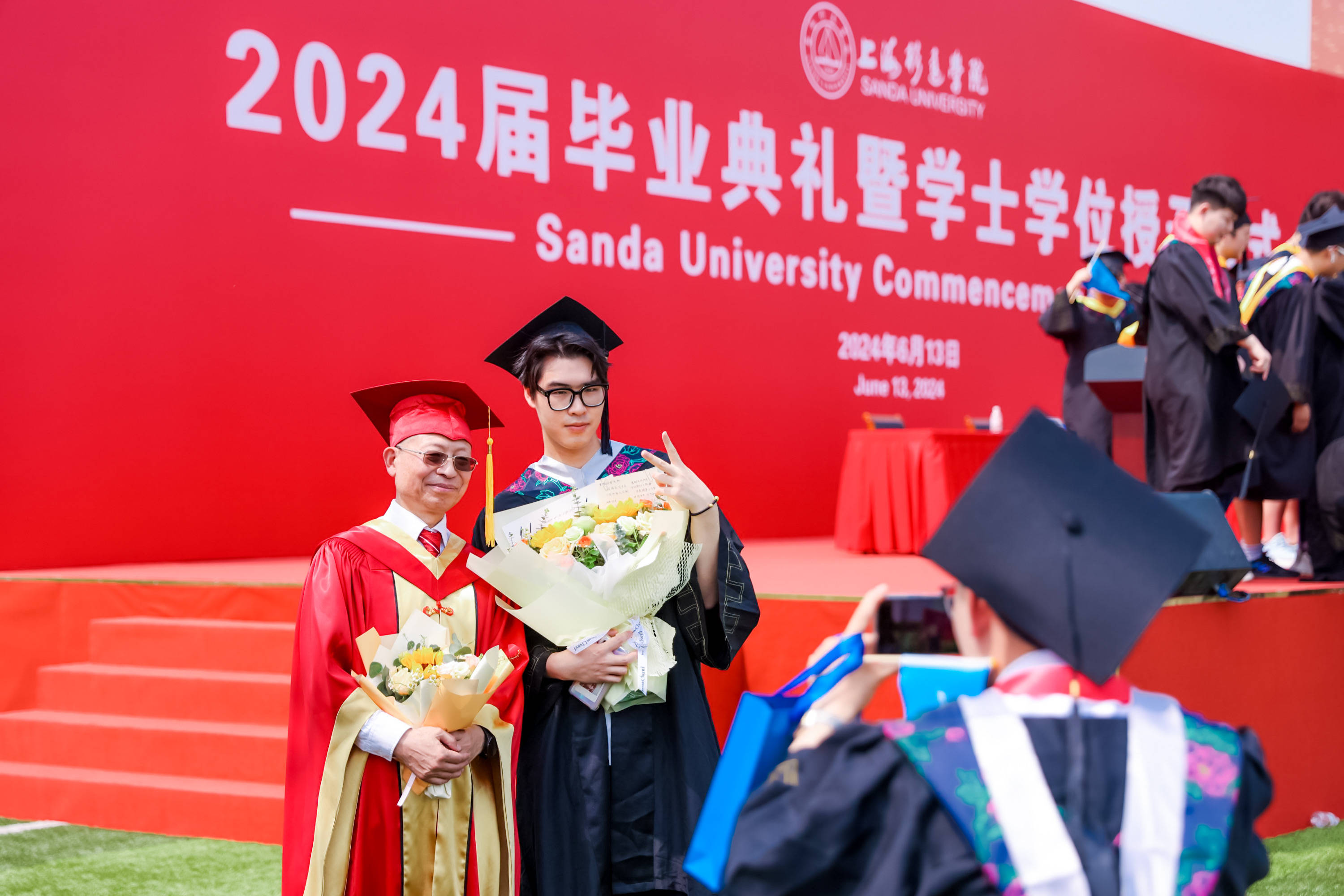 上海杉达学院2024届毕业典礼举行,校长寄语:有自信有韧性有恒心,充分