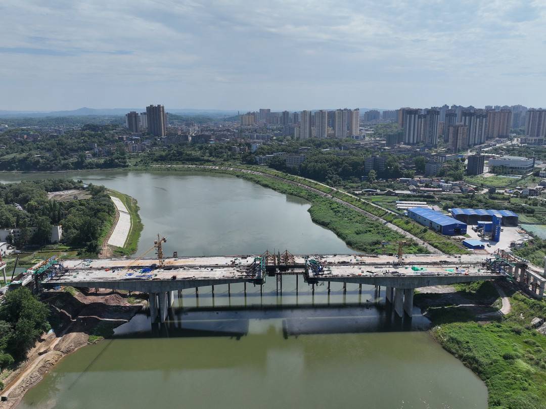 长度超11千米 四川自贡首座单跨跨径最大的特大桥左幅中跨顺利合龙