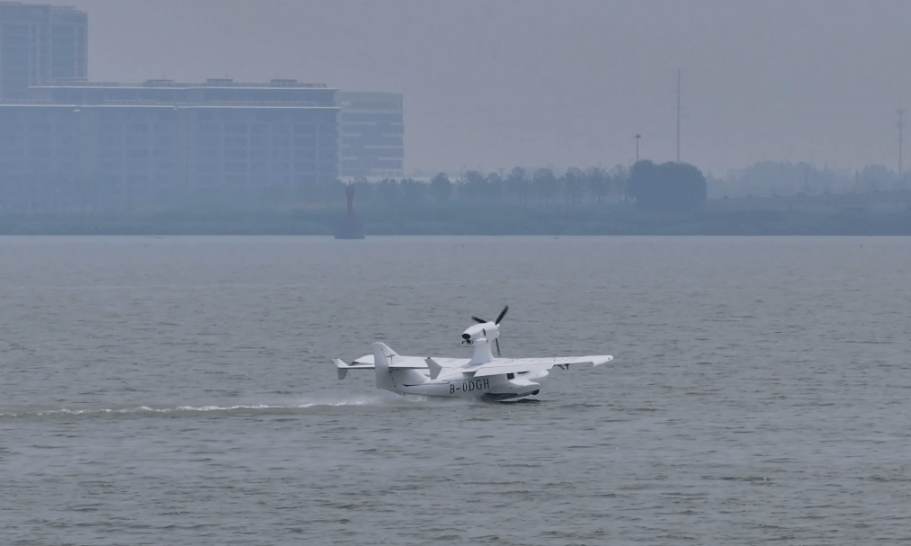 飞机在宜兴东氿指定水域顺利入水,得到无锡丁蜀机场塔台工作人员允许