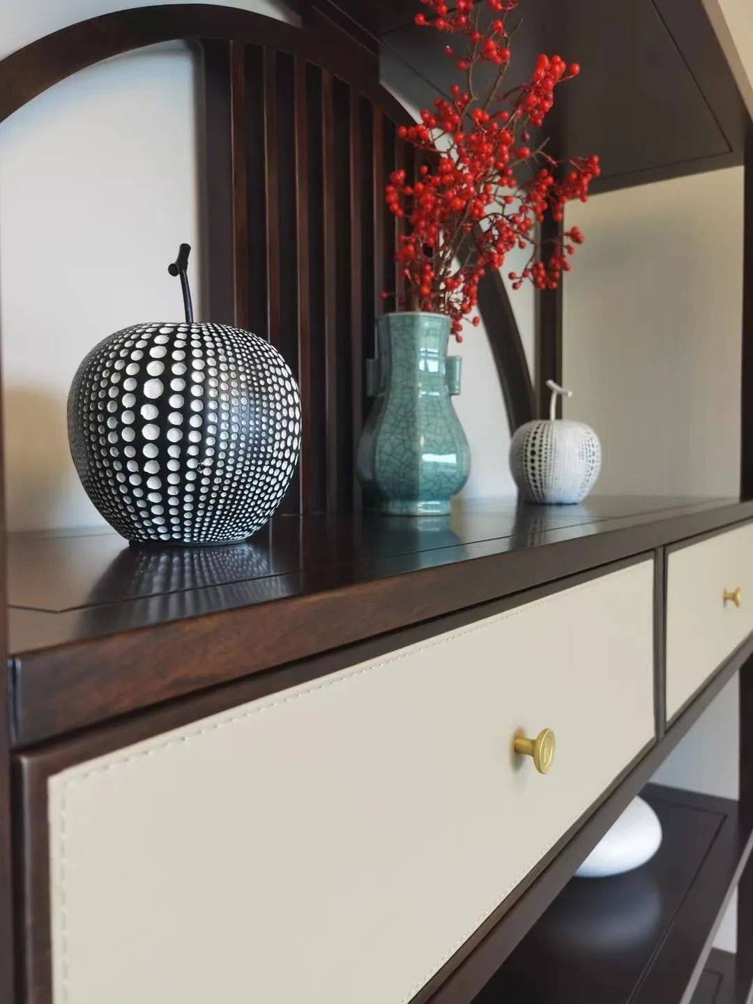 博古架,长方茶台,高靠背茶凳,予人一种传统与现代的艺术对话,更衬出