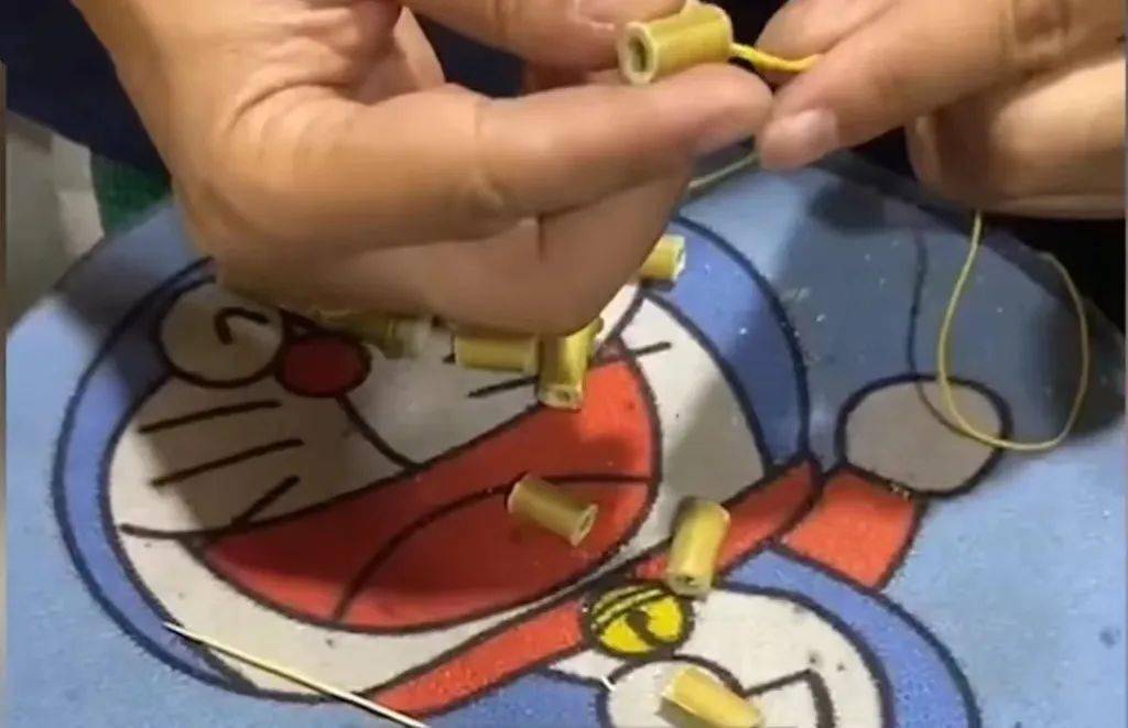 烈地连夜驾车外出寻找合适的竹子,还专程在五金店买了锯子,绳子等工具