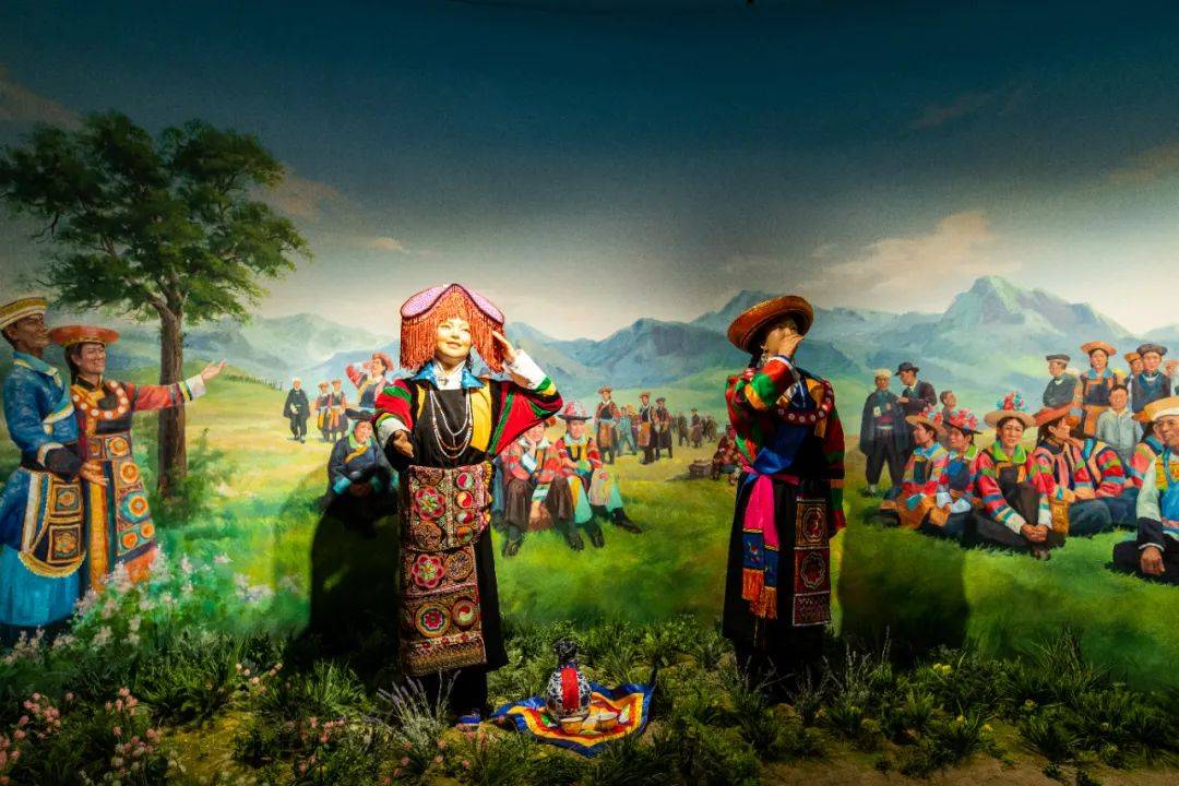 土族服饰河湟地区的藏族民众平日也多穿汉族服饰,每逢节日或天气寒冷