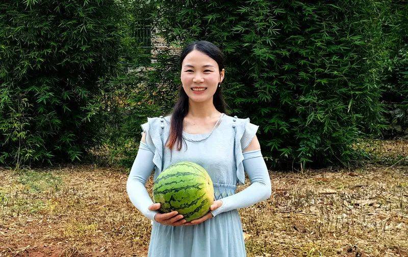 方元镇燕塘社区团支部书记雷丽6月13日,在桂阳县方元镇燕塘社区,荒山