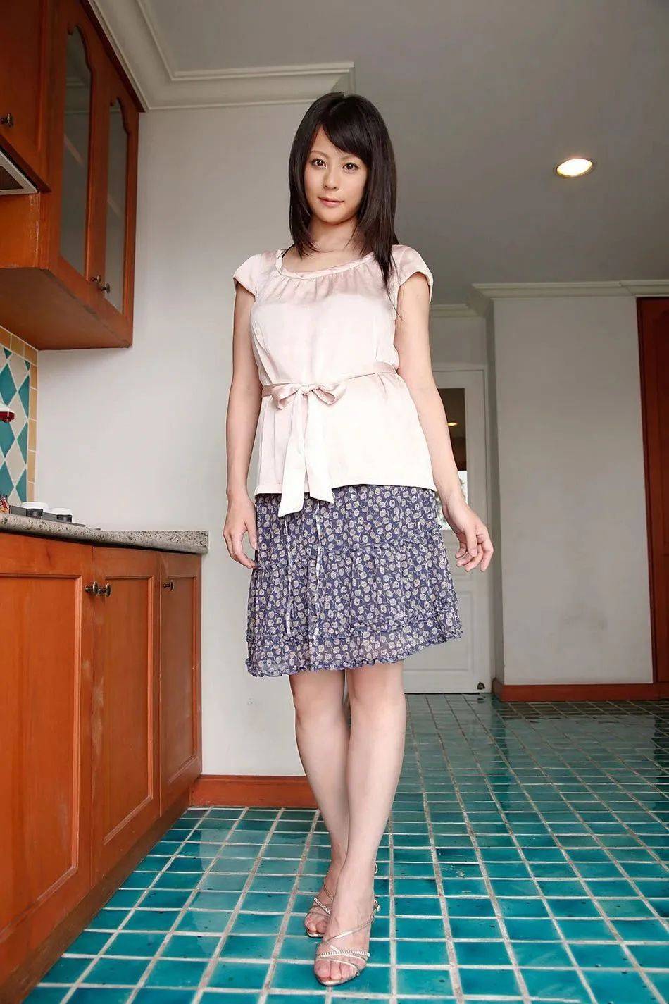 翻牌||岛国顶级熟女!皮裤黑丝大长腿,太顶了