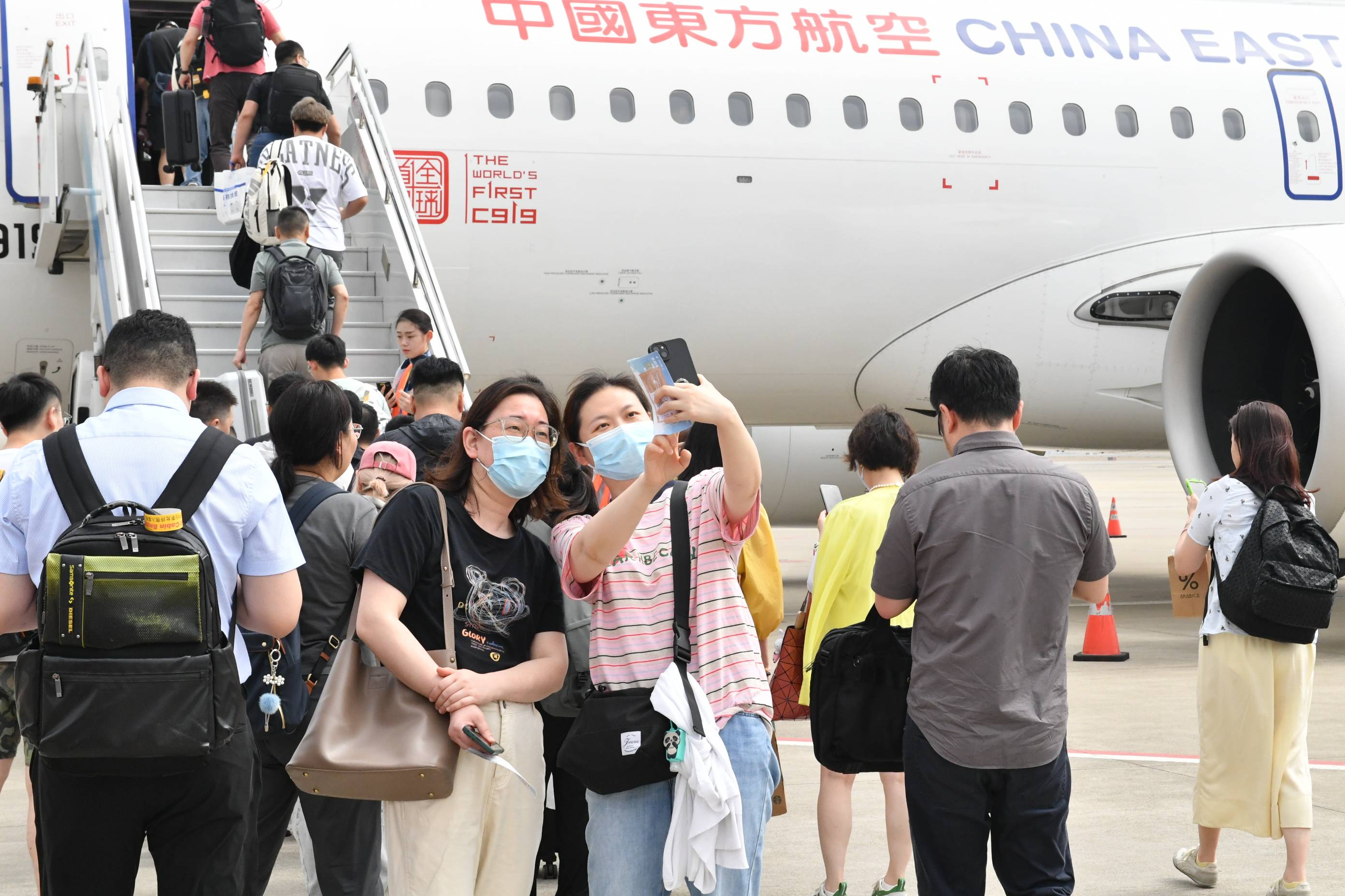 白云机场水门礼迎接!国产大飞机c919亮相"沪广快线"