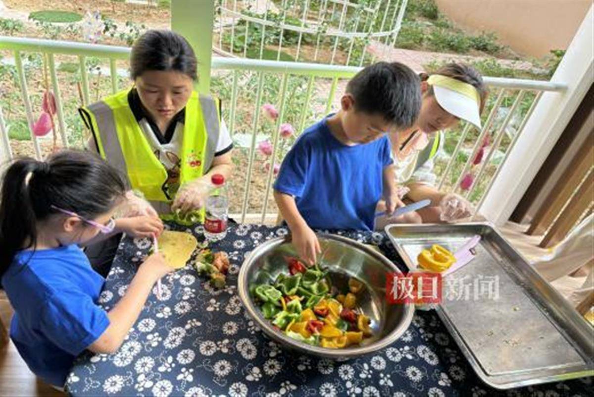 幼儿园户外小厨房开灶啦!亲子共享美好烹饪时光