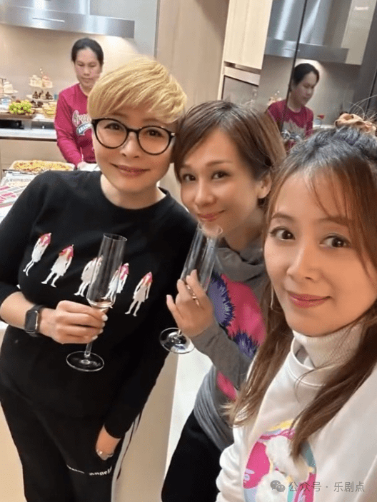 50岁姚乐怡晒丰满身材嫩似少女,被认成汤盈盈网友赞钱嘉乐有福气