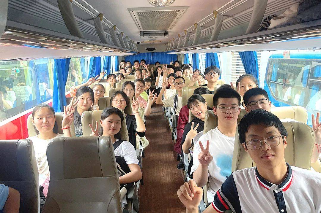 考场外,新明教育集团总督学姜昌根先生携公司副总郑鹏先生,副总李文法