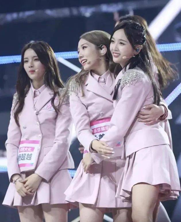 地铁开放"投屏整活"以后,我开始担心打工牛马们的精神