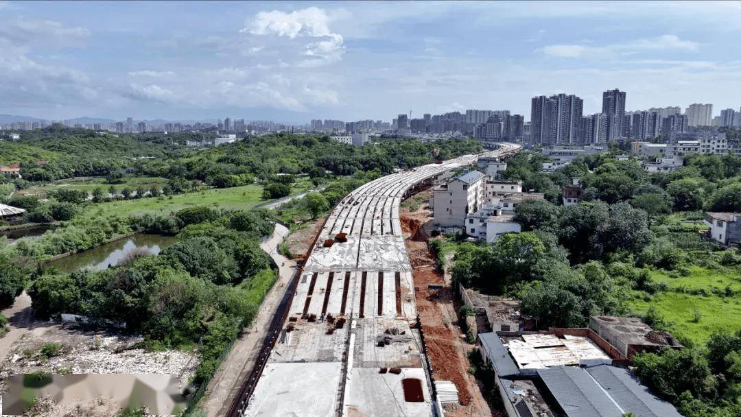 东江源大道快速化改造工程最后一榀箱梁架设完成!