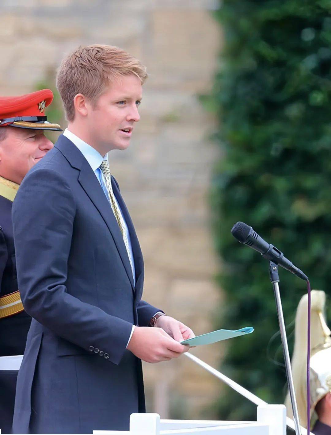 她比凯特王妃命还好，嫁给身家百亿的90后帅哥_搜狐网, image size:1080x1418