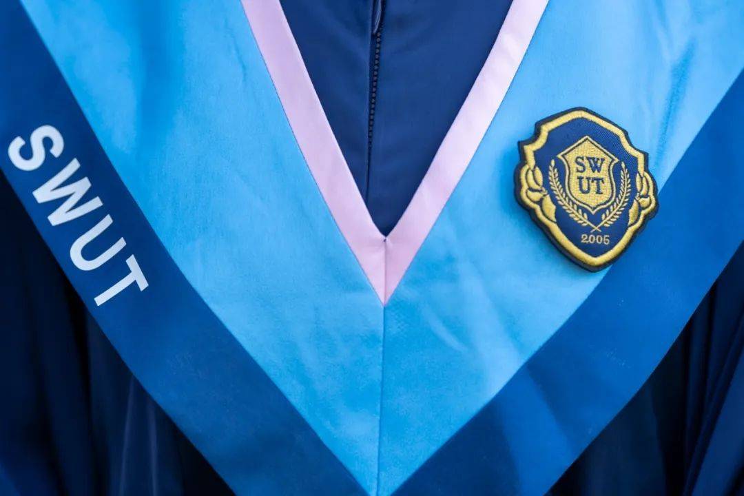 为文学大类学士通过披肩领口的色彩区分不同学位学校标志色"山外蓝"藏