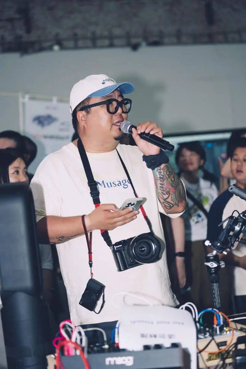 都要讲解一下七九三温暖演出现场七九三温暖七九三温暖的演出模仿了