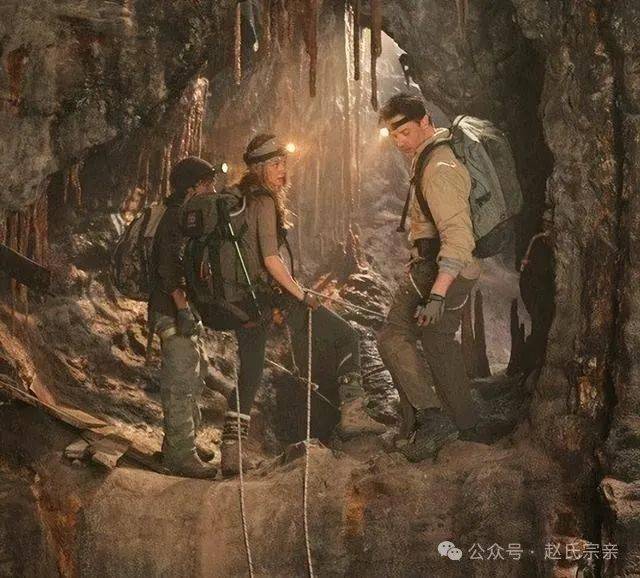 带领我们一窥地心深处的奥秘，展现出一个全新而令人惊叹的奇幻世界。