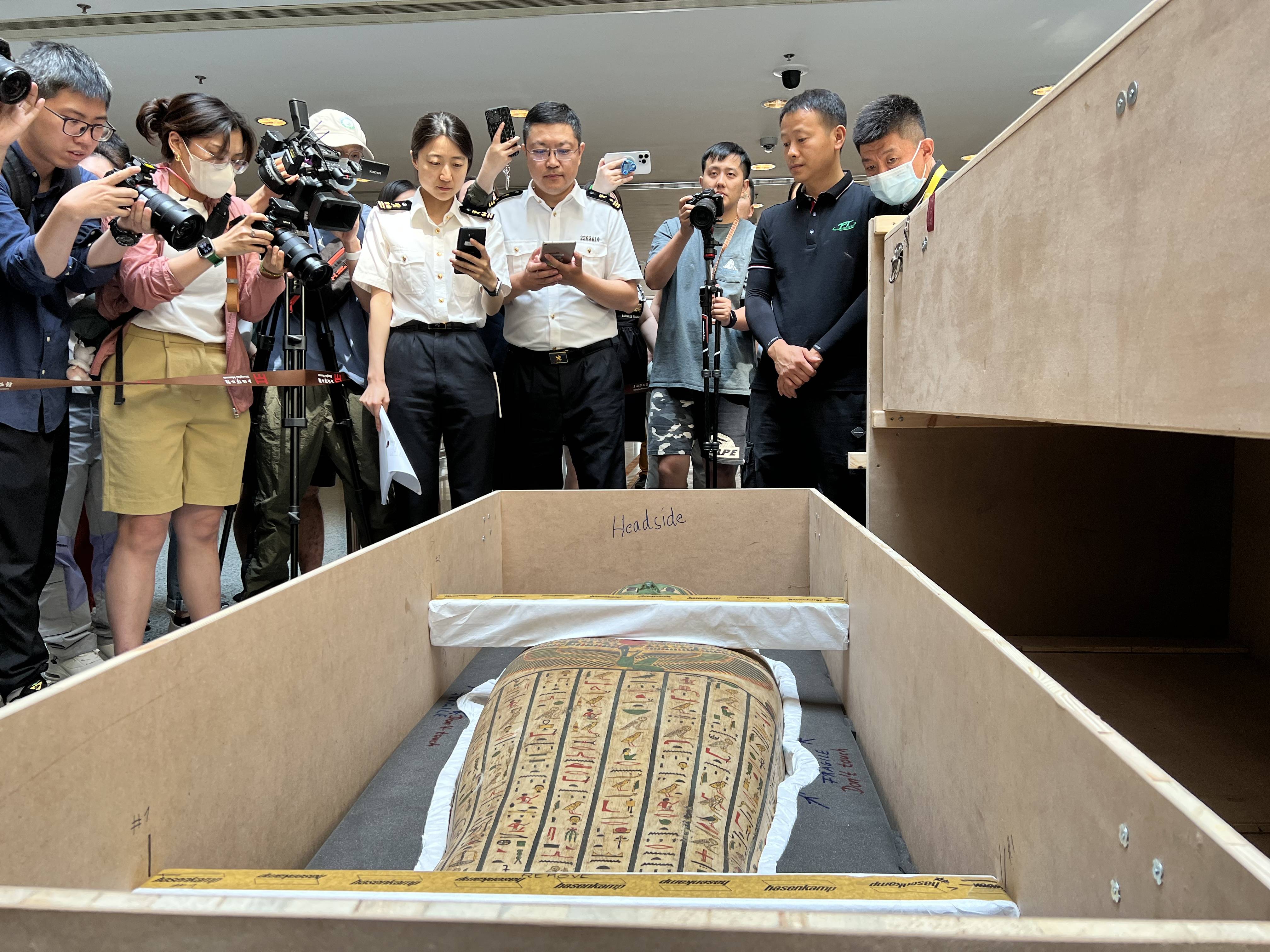   “金字塔顶端:古埃及文明展”展品抵达上海。