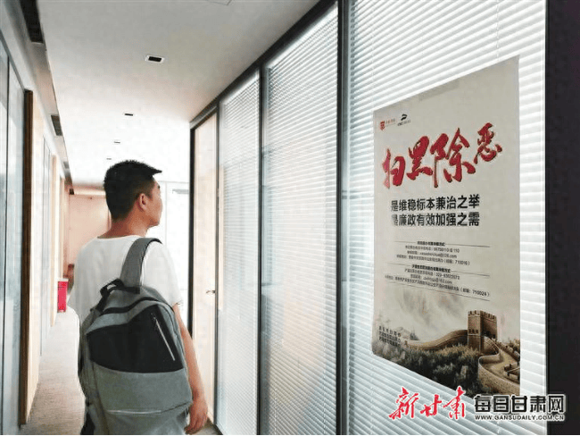 甘肃小伙被人扔下楼受伤反被拘押：西安警方11