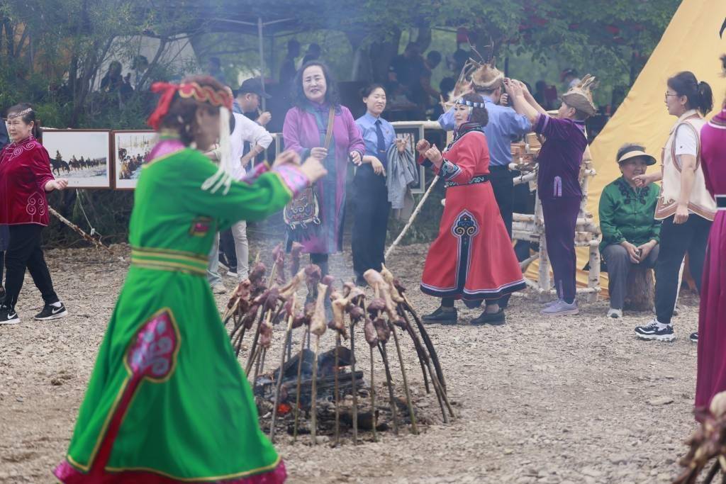 内蒙古呼伦贝尔:鄂伦春篝火节展民族风情
