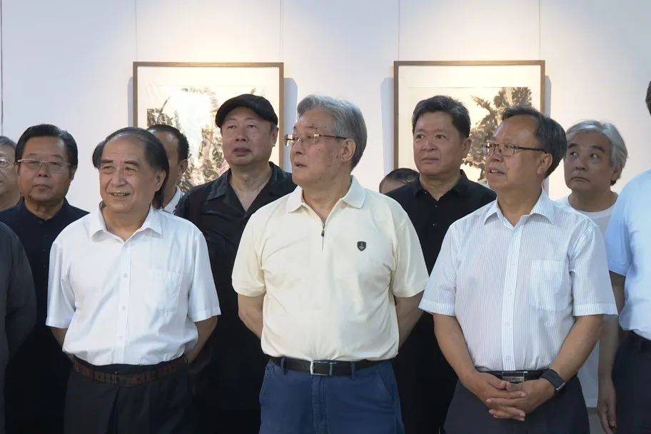 "溪风吹面蹙晴澜,苇路萧萧鸭满滩.六月陶然亭子上,葛衣先借蚤