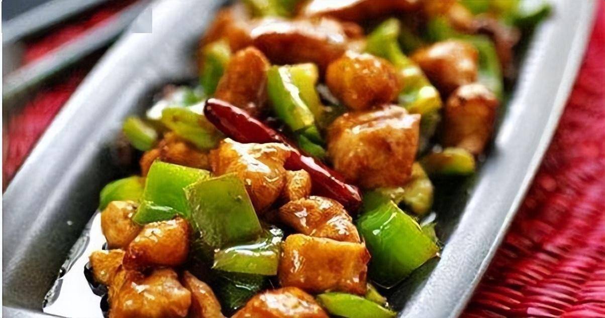 起锅烧油,油热后,放入腌渍好的鸡丁,炸熟至金黄色后捞出,沥干油备用.