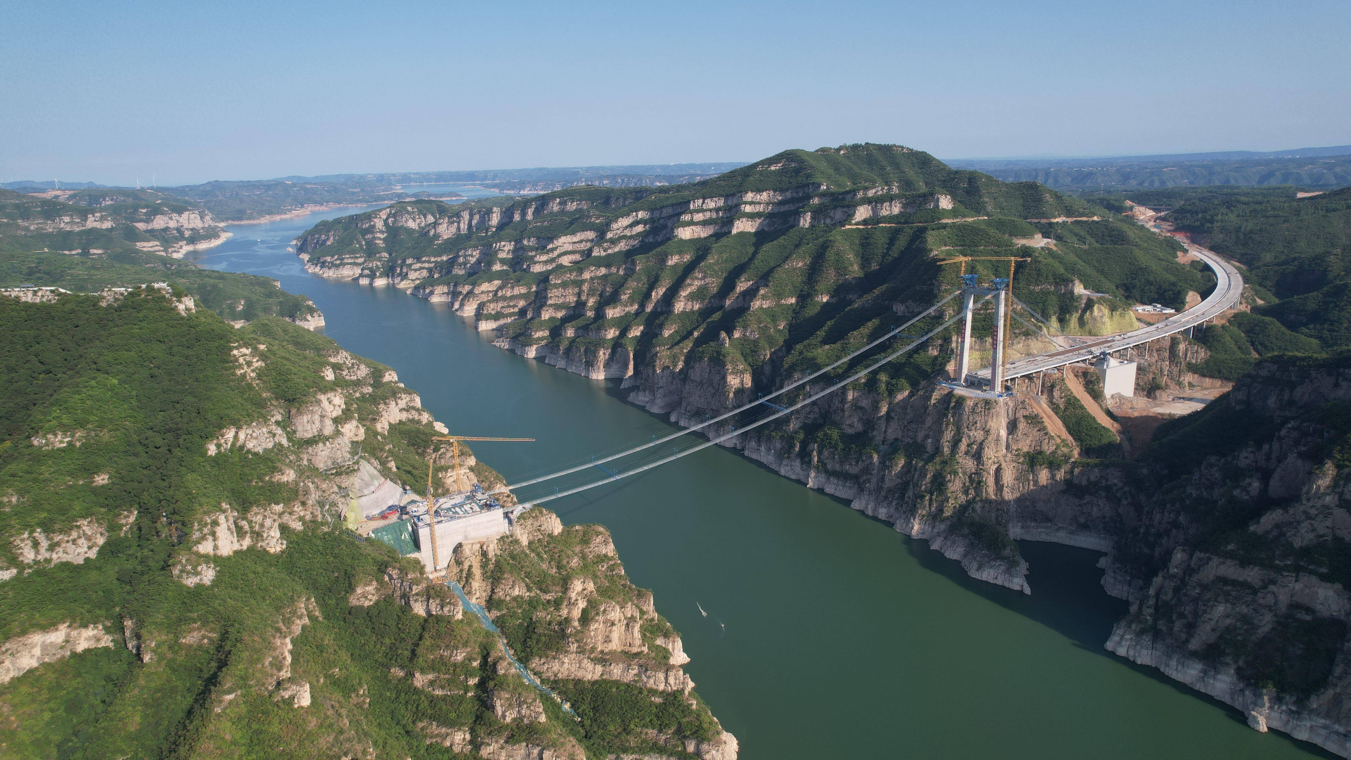 济新黄河大桥完成"空中走廊"