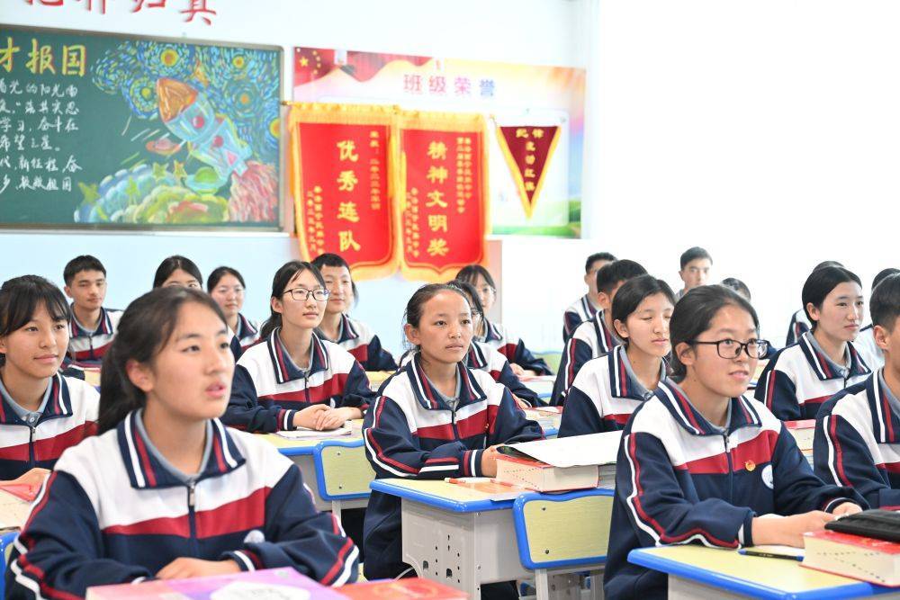 69692023年2月23日,果洛西宁民族中学学生在食堂吃午饭.