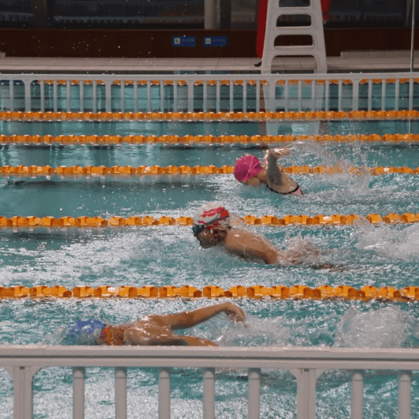 游泳赛事要求的竞赛池泳池采用四季恒温系统水温始终保持在26℃-28