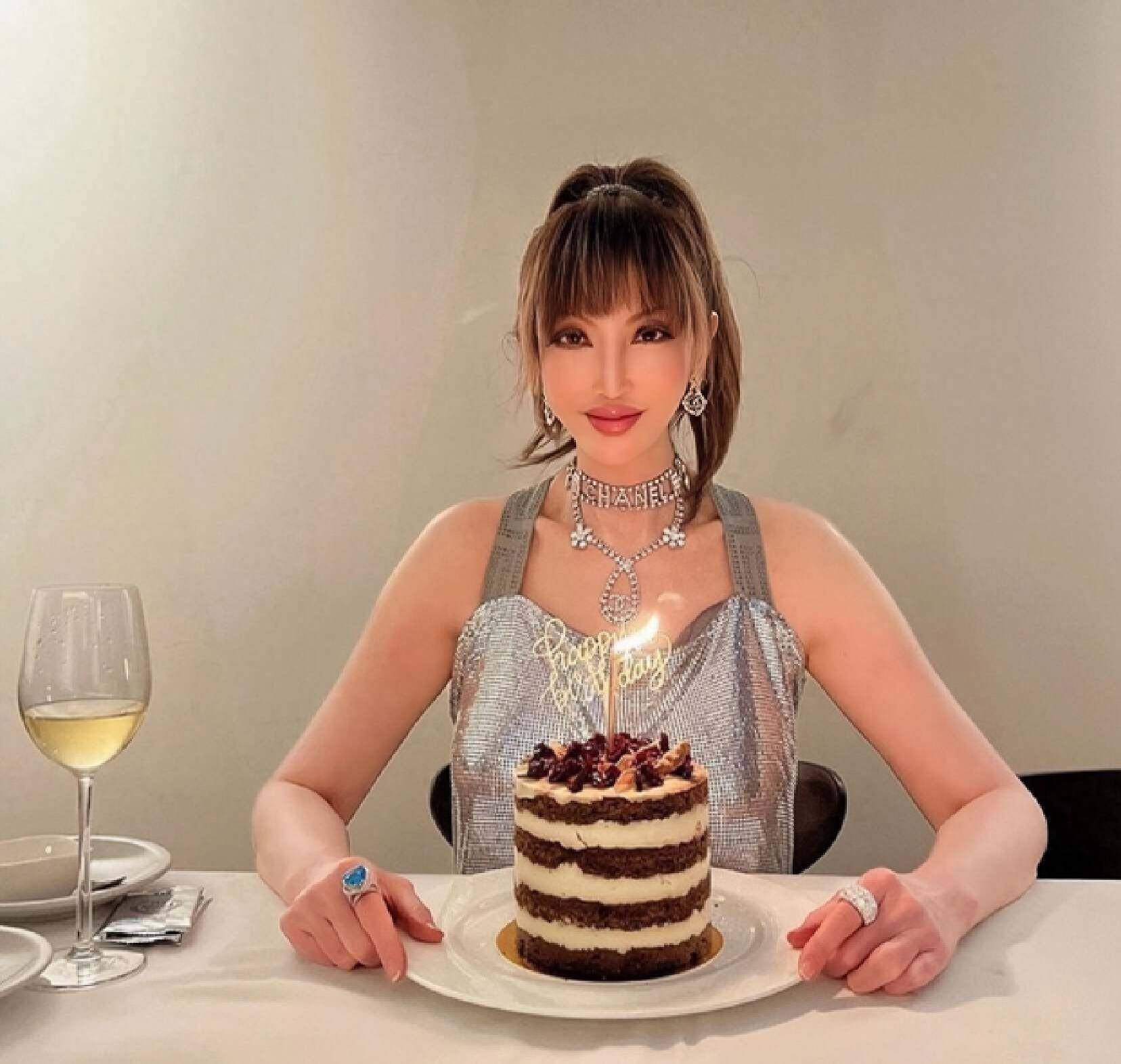 香港女星薛芷伦突然撑拐杖,疑身体出问题,患乳腺癌容貌变化大