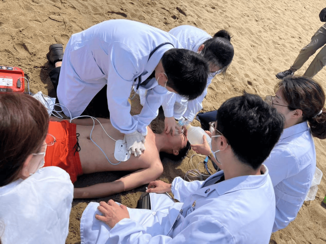 理论 实操,砌高筑牢暑期溺水救援"安全堤"