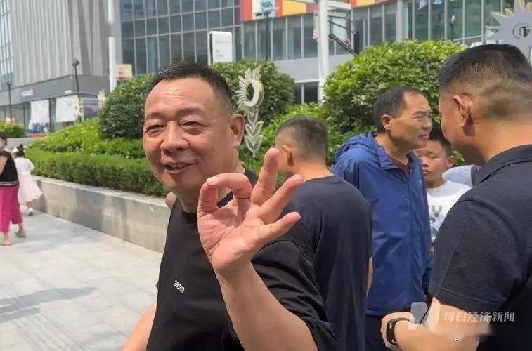 胖东来爆改永辉超市,网友质疑是在"借壳上市",于东来回答亮了