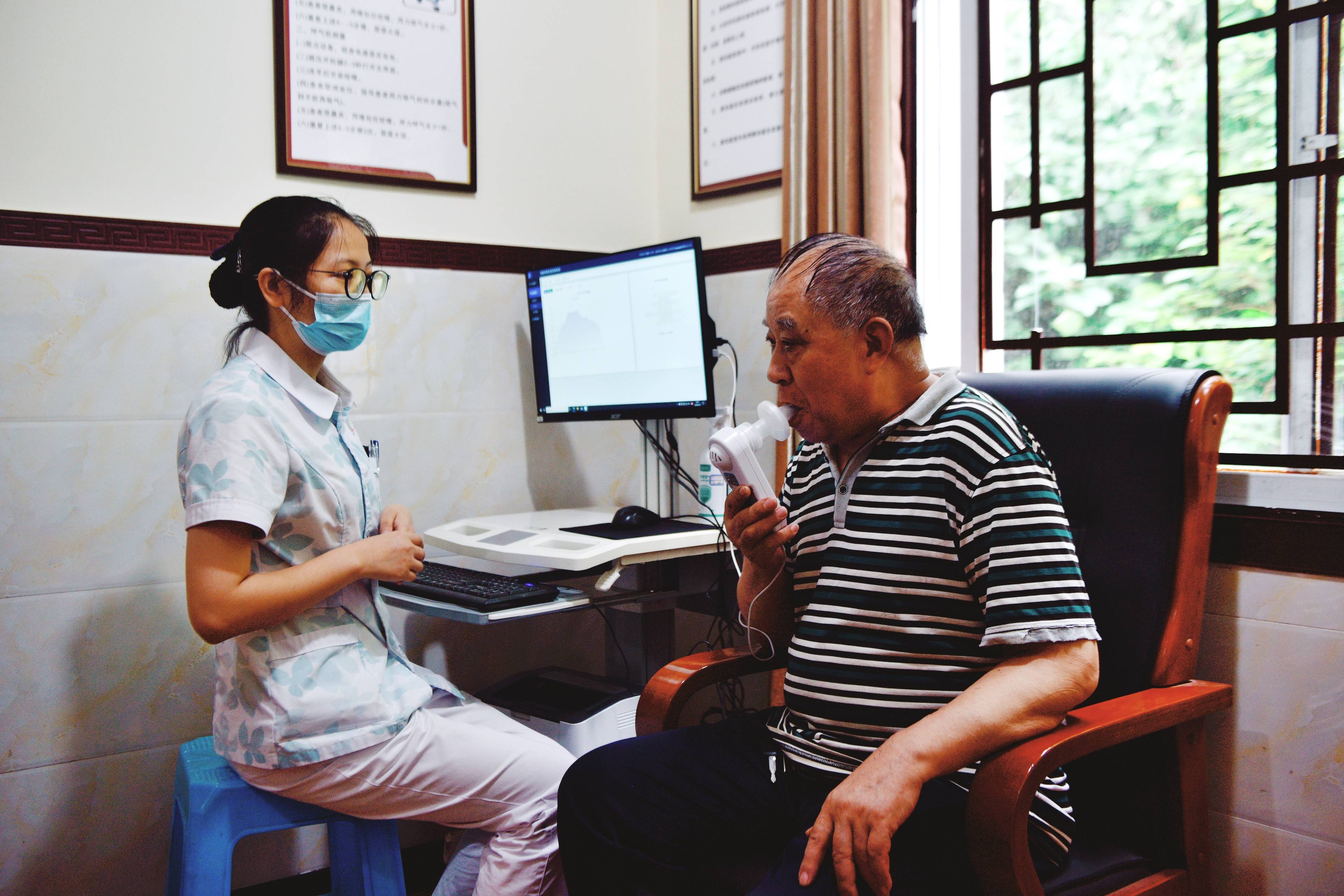 分为尘肺病康复宣教室,心理咨询室,氧疗室,呼吸训练室,运动治疗室