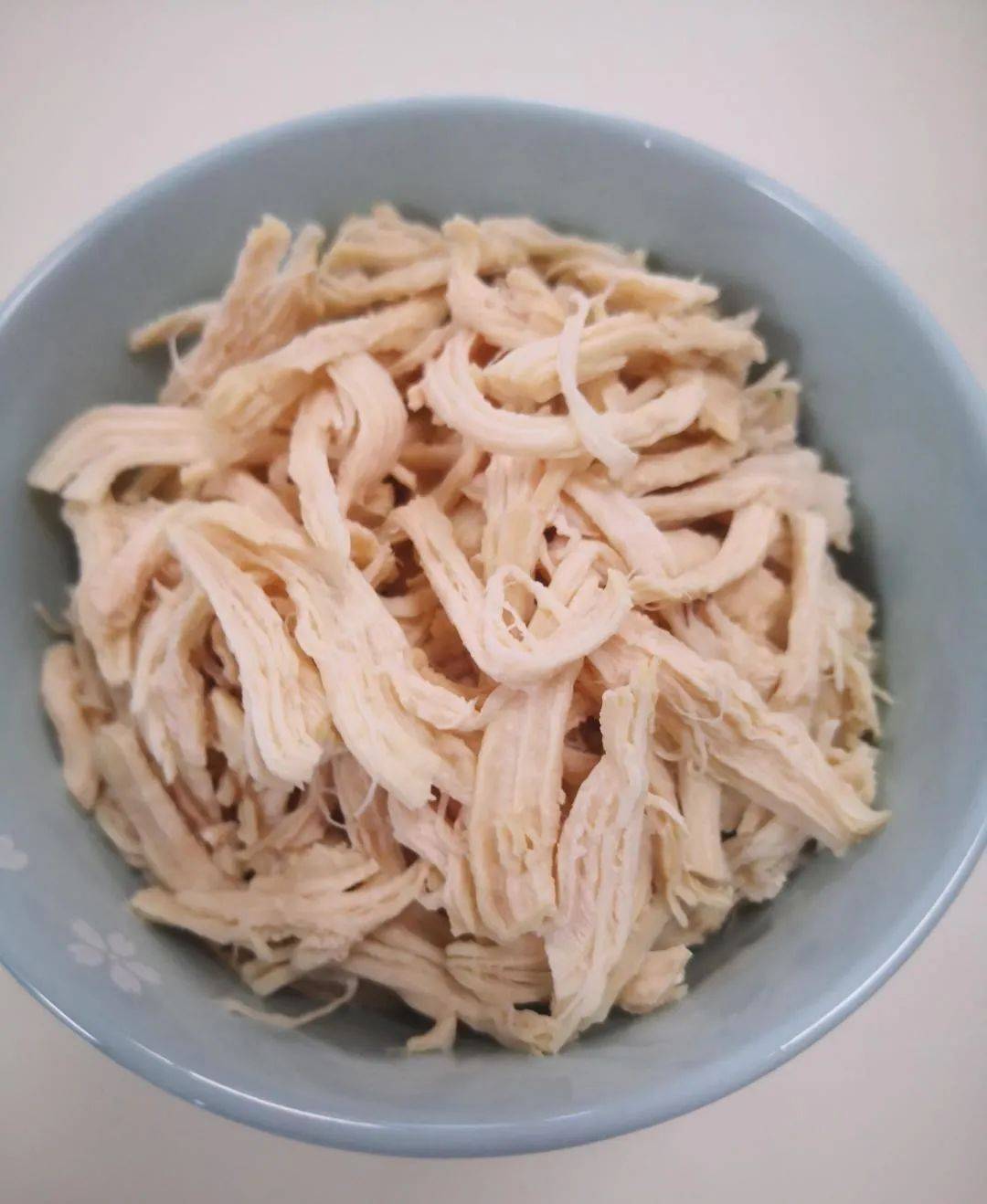 煮好后把鸡肉夹出来,晾凉后顺着纹路撕成细条备用.