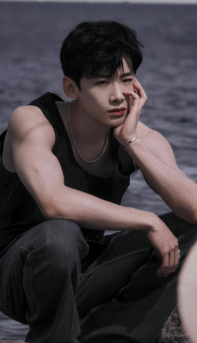 明星生活揭秘:白敬亭感情动向,隐婚传闻引发热议