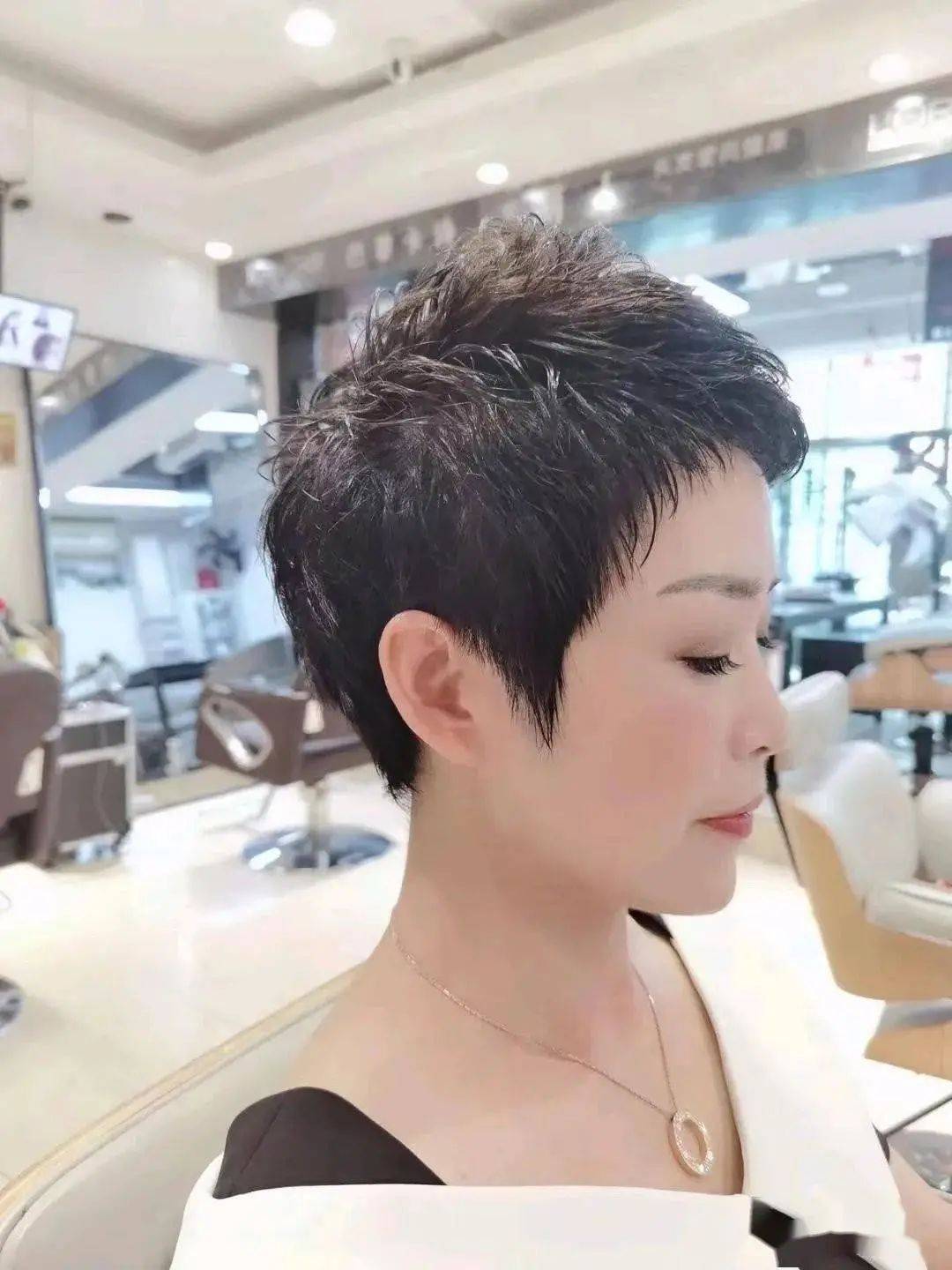 超人气短发减龄时尚又个性