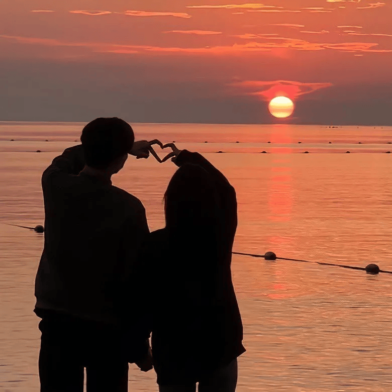 夕阳下浪漫的情侣头像