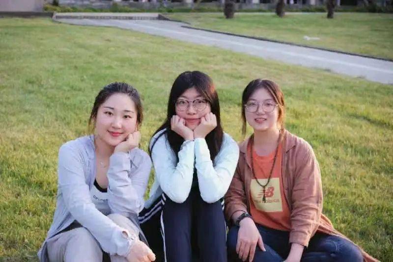 唐柯用"生机勃勃"来描述305宿舍的氛围,这种活力渗透到了她们学习与