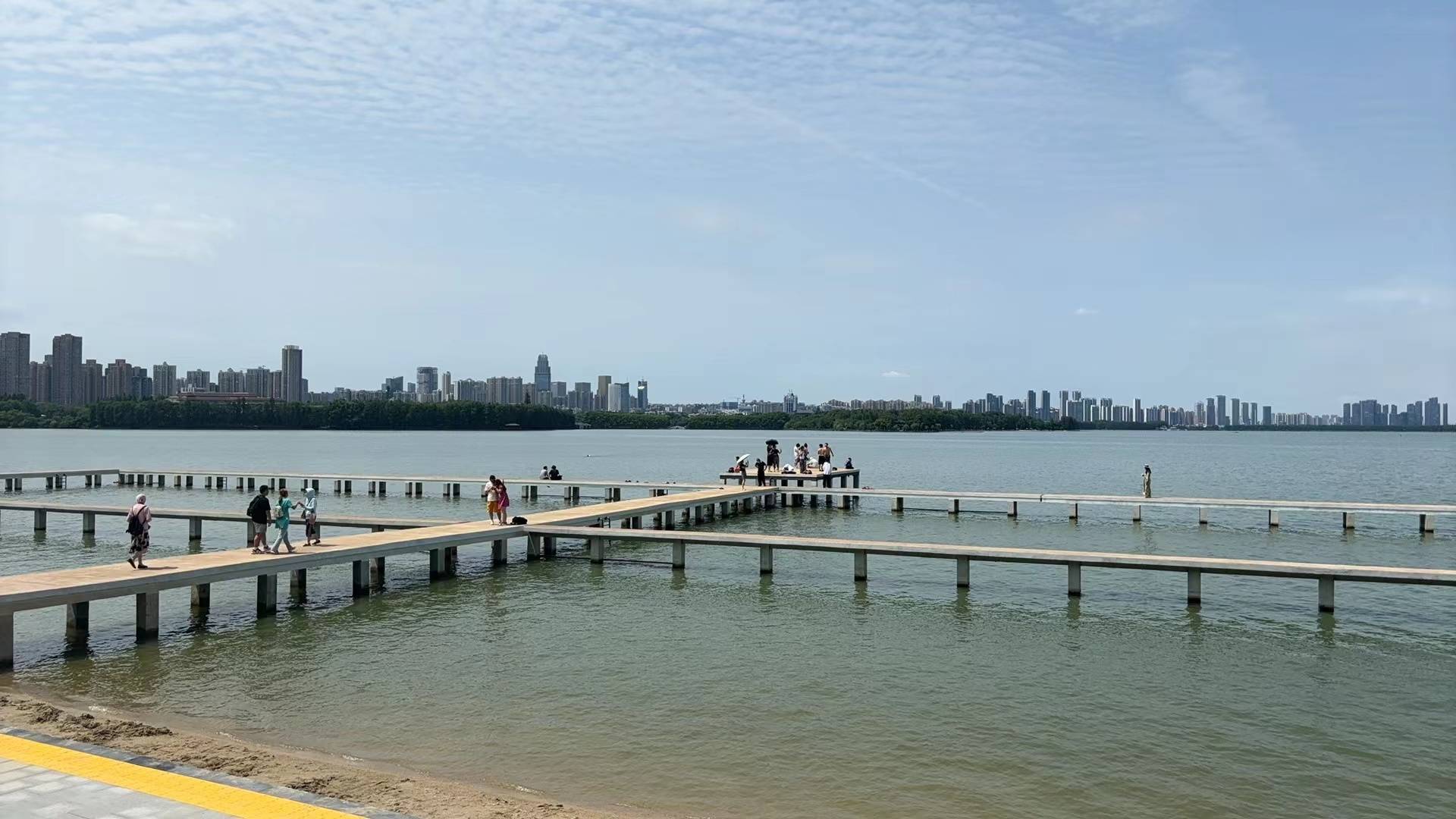 武汉凌波门重新开放:市民趁午休过来游泳,武大毕业生打卡留念_东湖_新闻_栈桥